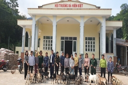 Trao 20 con dê sinh sản cho các hộ gia đình hội viên phụ nữ khó khăn xã Hiền Kiệt