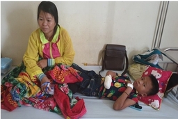 Bệnh viện Nhi Thanh Hóa mổ cấp cứu cho bé trai bị nát bàn tay do đèn pin phát nổ trong khi sạc