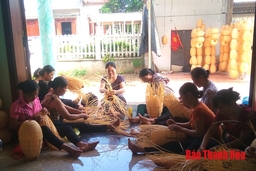 Hiệu quả tổ liên kết đan chao đèn lồng xuất khẩu xã Vĩnh Hòa