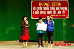 Tỉnh đoàn tặng giấy khen cho học sinh lớp 5 nhặt được của rơi trả lại người đánh mất