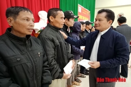 Phó Chủ nhiệm Ủy ban về các vấn đề xã hội của Quốc hội Bùi Sỹ Lợi tặng quà các hộ nghèo huyện Như Xuân
