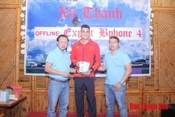 Bphone Fans Club xứ Thanh tặng quà các vận động viên người Thanh Hóa đoạt huy chương vàng tại Seagame 30