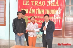 Ban Quản lý KKT Nghi Sơn và các KCN trao tiền hỗ trợ xây nhà tình thương 