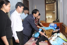 Đồng chí Trưởng Ban Tuyên giáo Tỉnh ủy kiểm tra sản xuất, tặng quà gia đình chính sách huyện Nông Cống và Như Thanh