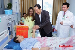 Bí thư Tỉnh ủy, Chủ tịch HĐND tỉnh Trịnh Văn Chiến thăm và chúc tết tại Bệnh viện Ung bướu và Công ty Điện lực Thanh Hóa