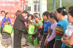 Bộ trưởng Bộ NN&PTNT Nguyễn Xuân Cường thăm, tặng quà bà con vùng lũ Sa Ná