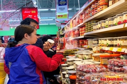 Thanh Hóa: Người dân đổ xô vào siêu thị sắm Tết