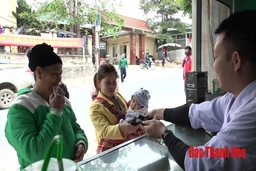 Cấp khẩu trang miễn phí cho người dân ở huyện Mường Lát