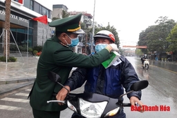 Đồn Biên phòng Sầm Sơn cấp phát khẩu trang miễn phí cho nhân dân