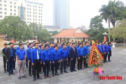 Đoàn khối các cơ quan tỉnh Thanh Hóa dâng hương báo công tại Khu Văn hóa tưởng niệm Chủ tịch Hồ Chí Minh