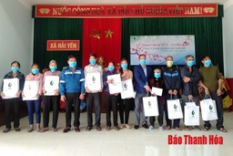 Công ty TNHH Lọc hóa dầu Nghi Sơn tặng quà hỗ trợ người nghèo huyện Tĩnh Gia