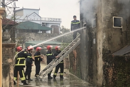 Kịp thời dập tắt đám cháy nhà dân