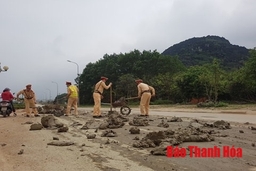 Cảnh sát giao thông TP Thanh Hoá dọn sạch bùn đất do xe tải làm rơi vãi