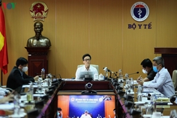 Phó Thủ tướng Vũ Đức Đam: “Khẩu trang và nước rửa tay là bất ly thân”