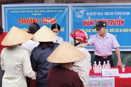 Hội LHPN huyện Yên Định cấp phát miễn phí khẩu trang, nước sát khuẩn