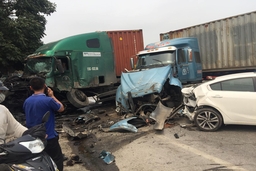2 xe container tông nhau, quốc lộ 1A ùn tắc nghiêm trọng