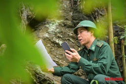 Thanh Hóa: Trung tá Biên phòng dùng vách núi làm phòng thu âm tuyên truyền phòng chống COVID-19