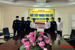 CLB Bóng đá Thanh Hóa trao 200 triệu đồng ủng hộ phòng, chống dịch COVID-19