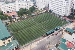 Bất chấp quy định về giãn cách xã hội, sân bóng tại TP Sầm Sơn vẫn mở cửa đón khách