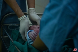 Cận cảnh ca sinh mổ trong mùa dịch ở Bệnh Viện Đa khoa huyện Quảng Xương