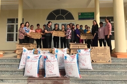 Trao 4.000 con gà ri đồi và thức ăn cho HTX Dịch vụ, chăn nuôi tổng hợp do nữ làm chủ tại xã Vĩnh Quang