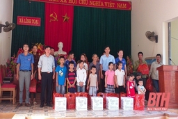 Trao 20 suất quà cho trẻ em có hoàn cảnh khó khăn huyện Hà Trung