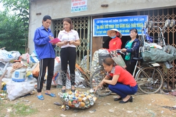 Gom phế liệu giúp phụ nữ nghèo