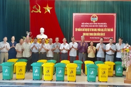 Bàn giao thiết bị thu gom, phân loại rác thải trong sinh hoạt gia đình cho các hộ nông dân thị trấn Thiệu Hóa
