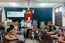 Lãnh đạo Ủy ban MTTQ tỉnh tặng quà Bệnh viện Nhi Thanh Hóa và Làng trẻ em SOS Thanh Hóa