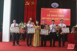Đảng bộ Sở Xây dựng Thanh Hóa tổ chức lễ trao tặng huy hiệu 30 năm tuổi Đảng