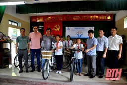 Những chiếc xe tiếp bước học sinh đến trường