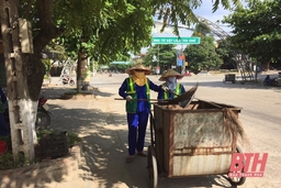 Nữ công nhân tận tụy với công việc