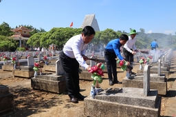 Đoàn Đại biểu tỉnh Thanh Hóa viếng Nghĩa trang liệt sĩ Việt - Lào