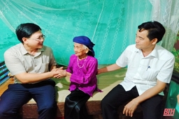 Phó Chủ tịch UBND tỉnh Mai Xuân Liêm  thăm các gia đình chính sách huyện Ngọc Lặc và Thường Xuân