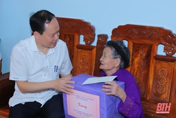 Bí thư Tỉnh ủy, Chủ tịch HĐND tỉnh Trịnh Văn Chiến thăm các gia đình chính sách, người có công tại TP Sầm Sơn