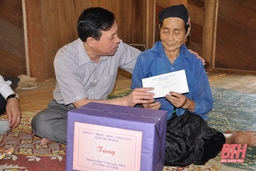 Trưởng Ban Tổ chức Tỉnh ủy Lại Thế Nguyên thăm các gia đình chính sách tại huyện Mường Lát
