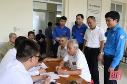 Khám bệnh, cấp phát thuốc miễn phí cho các  gia đình chính sách
