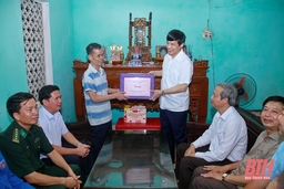 Chủ tịch UBND tỉnh Nguyễn Đình Xứng thăm các gia đình chính sách tại huyện Hoằng Hóa