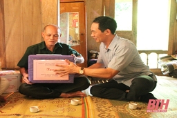 Bí thư Đảng ủy Khối Cơ quan và Doanh nghiệp tỉnh Trịnh Tuấn Sinh thăm gia đình chính sách tại các huyện Quan Sơn, Triệu Sơn