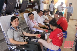 Tặng Bằng khen cho các gia đình và cá nhân trong công tác hiến máu tình nguyện