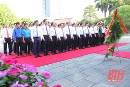 Đoàn đại biểu Trung ương và Đoàn đại biểu tỉnh Thanh Hóa dâng hương tưởng niệm Chủ tịch Hồ Chí Minh
