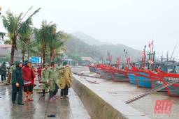 Phó Bí thư Thường trực Tỉnh ủy Đỗ Trọng Hưng kiểm tra công tác ứng phó với bão số 2 tại huyện Hoằng Hóa và TP Sầm Sơn