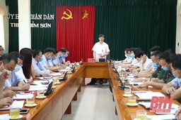 Chủ tịch UBND tỉnh Nguyễn Đình Xứng kiểm tra công tác phòng chống dịch COVID-19 tại thị xã Bỉm Sơn và huyện Hà Trung