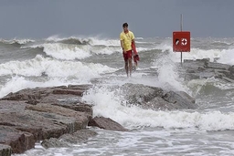 Mỹ: Bão nhiệt đới Hanna đe dọa gây ra lũ quét ở bờ biển bang Texas