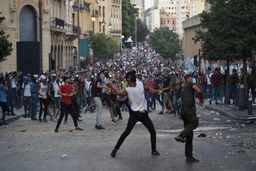 Liban: Người biểu tình cố xông vào các tòa nhà cơ quan công quyền