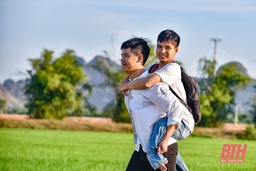 Đôi bạn 10 năm cõng nhau đến trường đạt điểm cao trong kỳ thi tốt nghiệp THPT