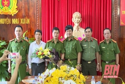 Trao thưởng cho Công an huyện Như Xuân vì thành tích xuất sắc trong công tác đảm bảo ANTT