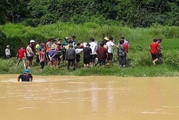 Đi xe máy qua đập tràn ngập sâu, nữ sinh bị nước lũ cuốn tử vong