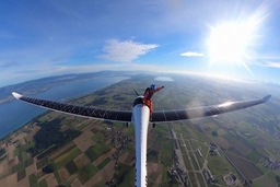 Cú nhảy dù đầu tiên trên thế giới từ máy bay dùng năng lượng Mặt Trời