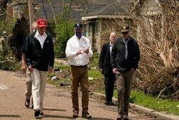 Tổng thống Mỹ thăm các bang chịu ảnh hưởng nặng nề do bão Laura